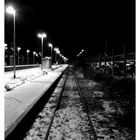 Nachts bei Schnee am Bahnhof