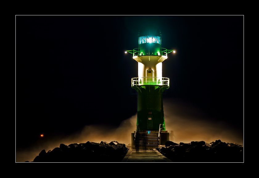 Nachts bei Sturm am Leuchtturm