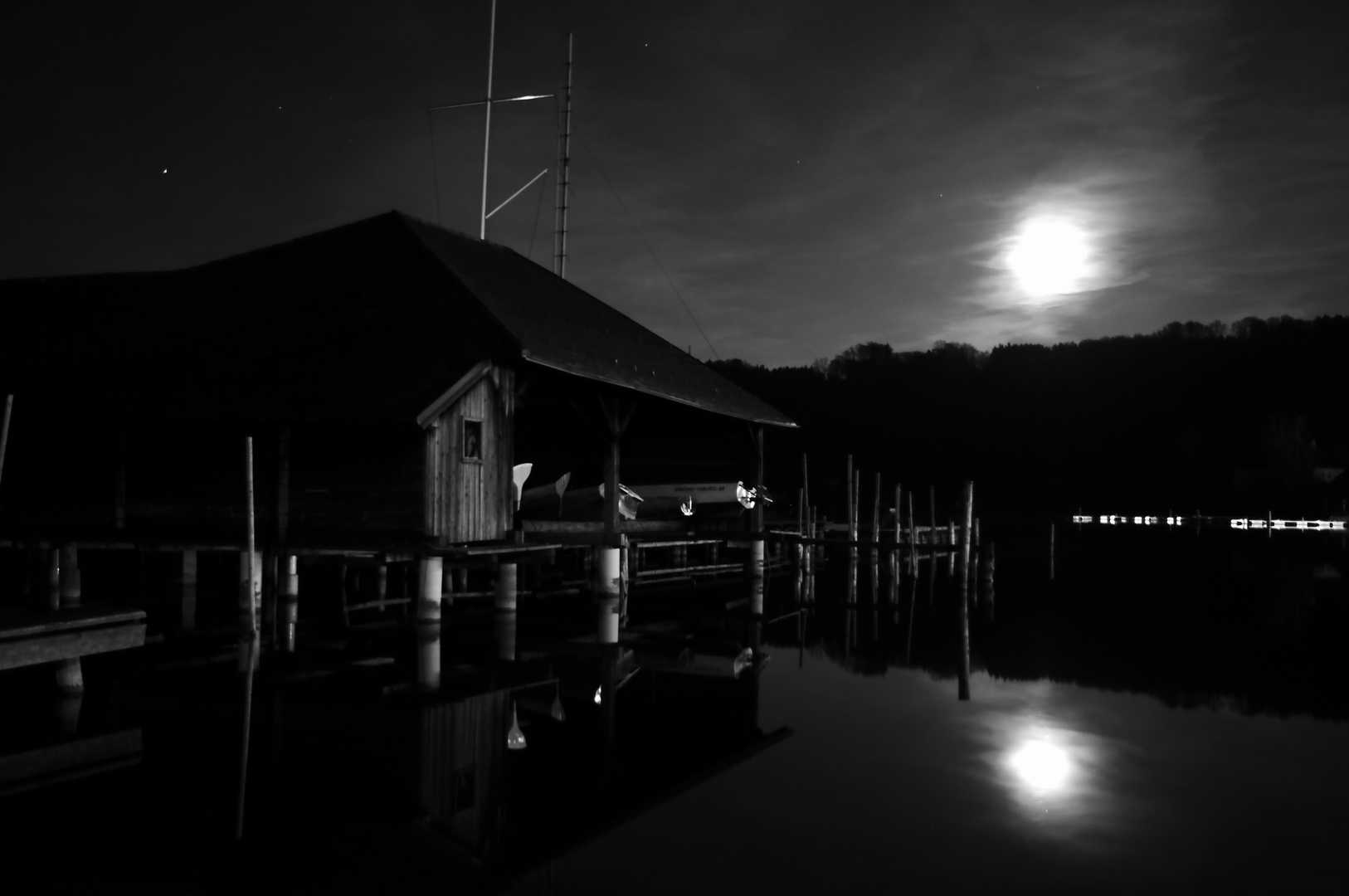nachts beim alten Bootshaus