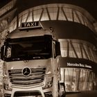 Nachts beim Mercedes-Benz Museum
