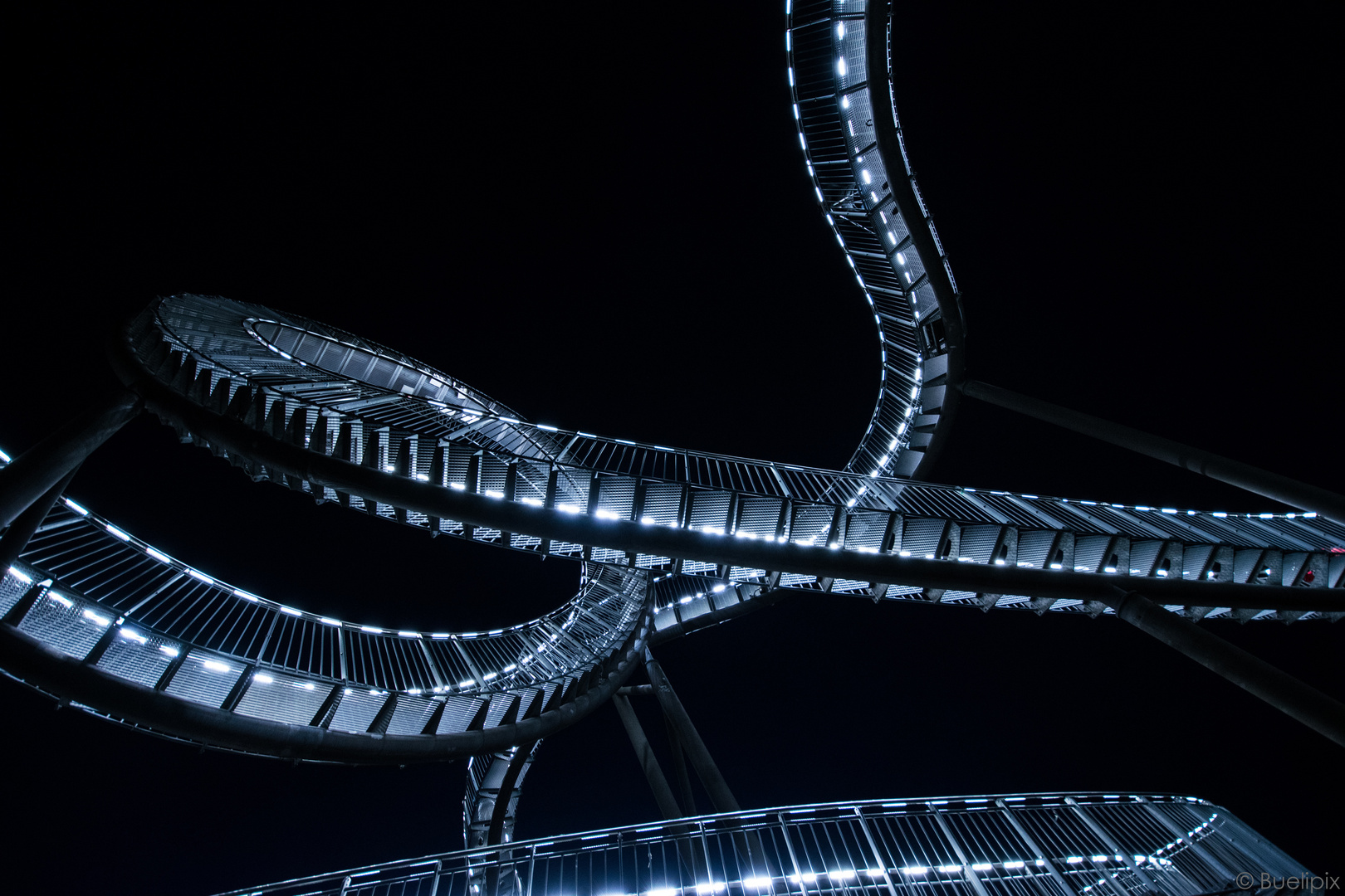 nachts beim Tiger and Turtle – Magic Mountain (© Buelipix)