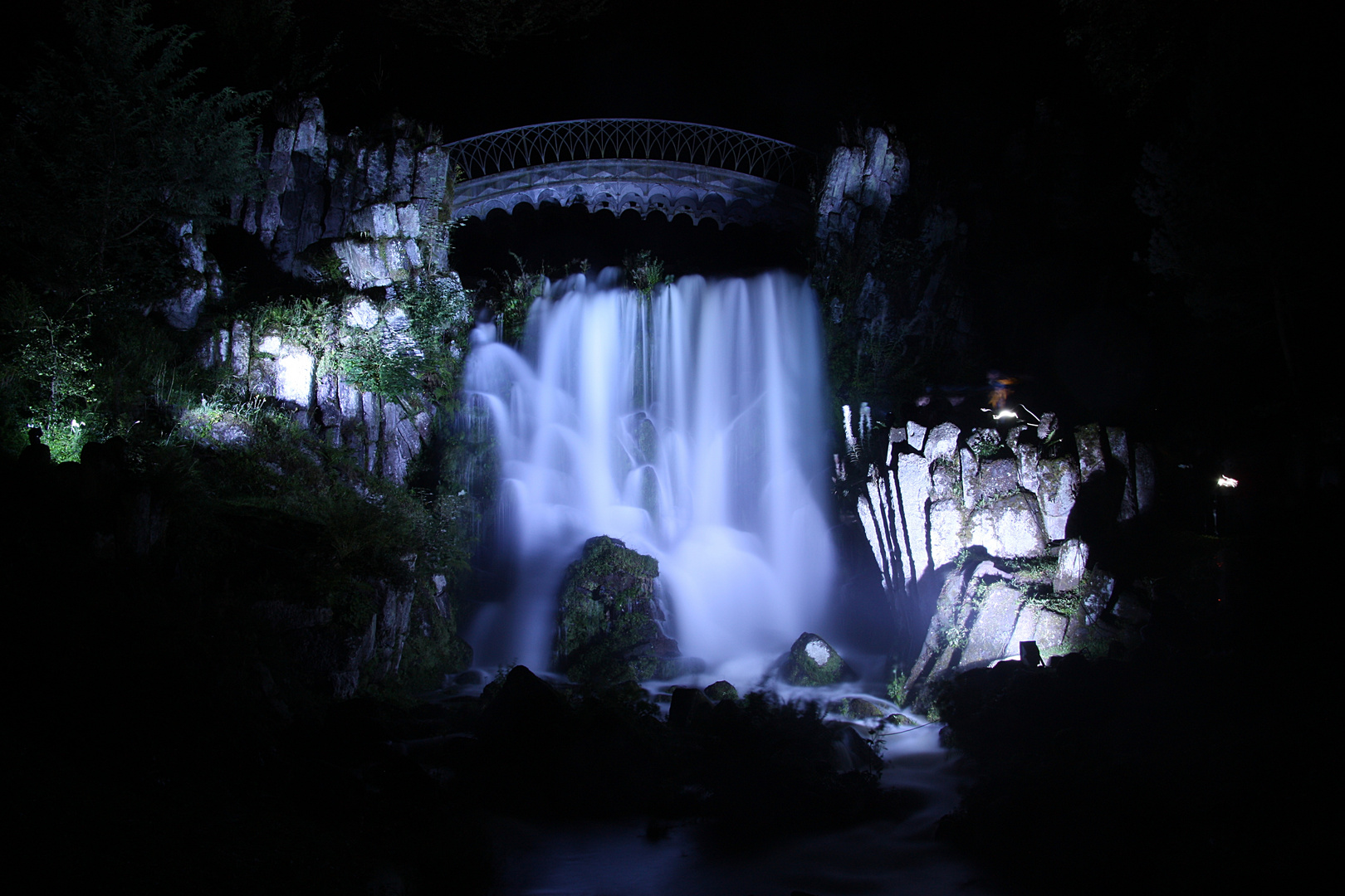 Nachts beim Wasserfall