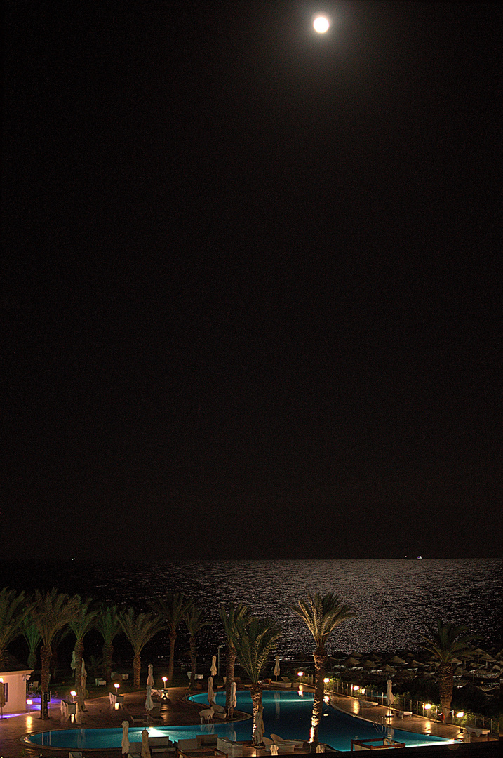 Nachts... der Mond scheint auf den Pool