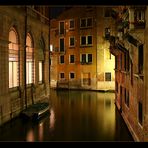 Nachts durch die einsamen Kanäle von Venedig ...