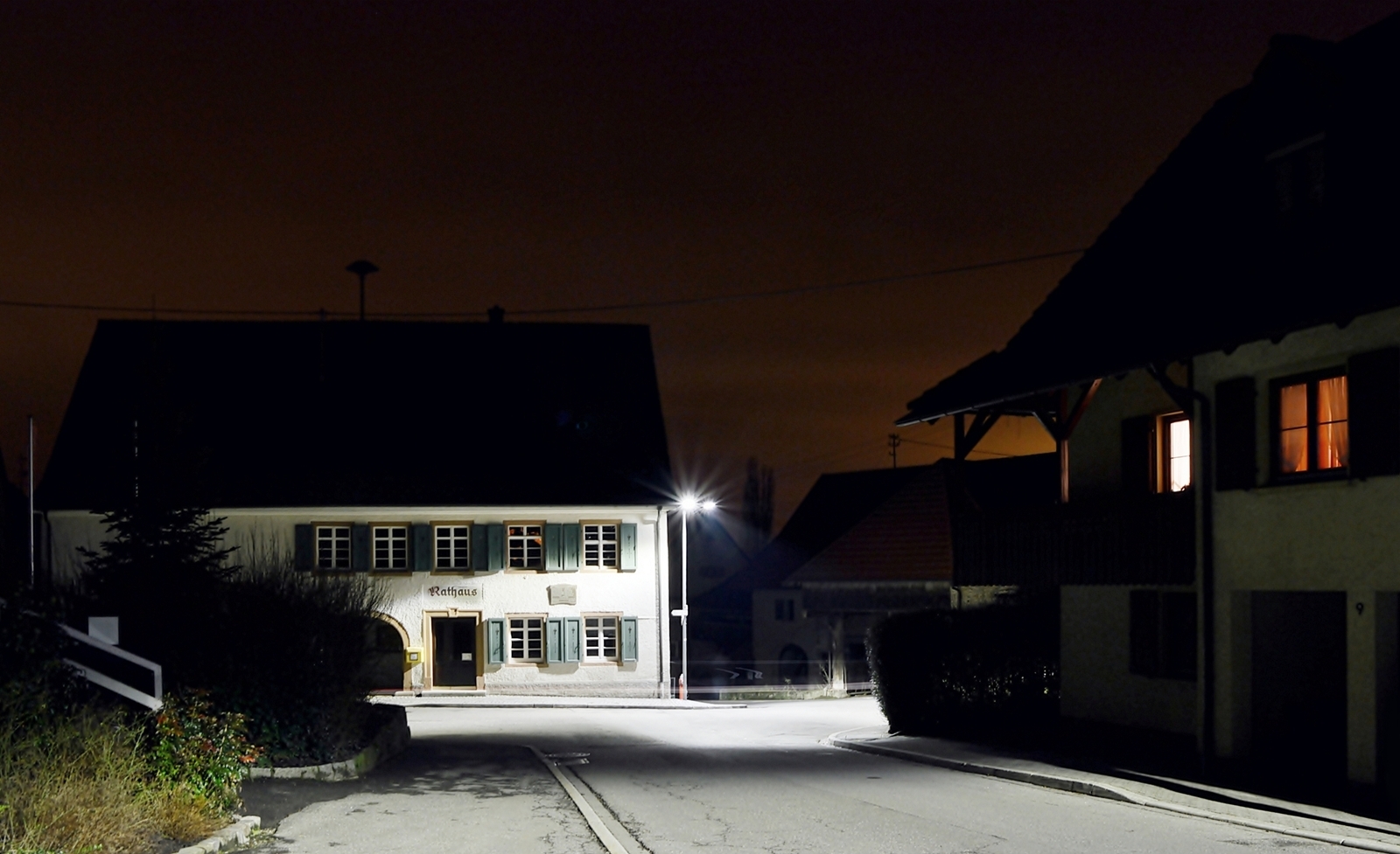 Nachts im Dorf ~ Beim Rathaus