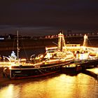 Nachts im Hafen sind manchmal die Lichter an.....