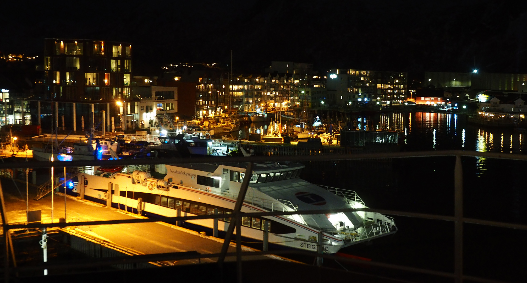 Nachts im Hafen von Bodø