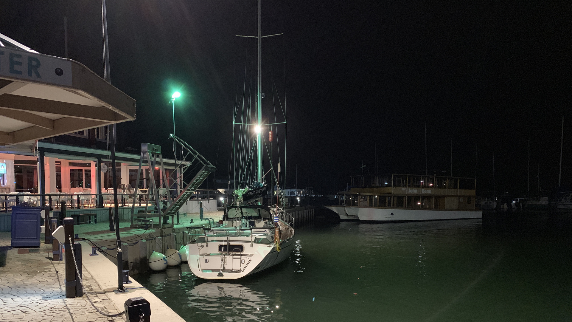 NACHTS IM KLEINEN HAFEN VON KNYSNA - SÜDAFRIKA