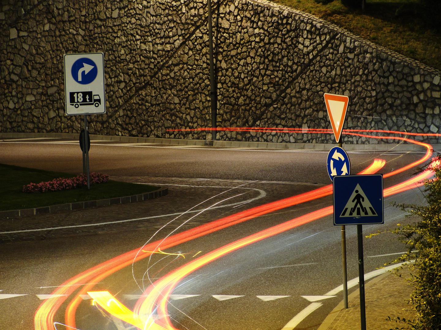 Nachts im Kreisverkehr