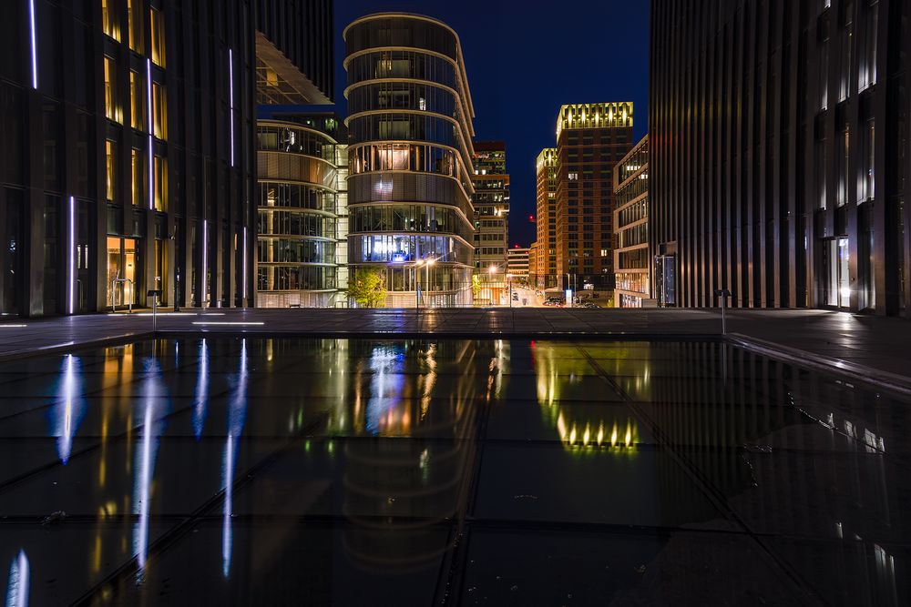 Nachts im Medienhafen