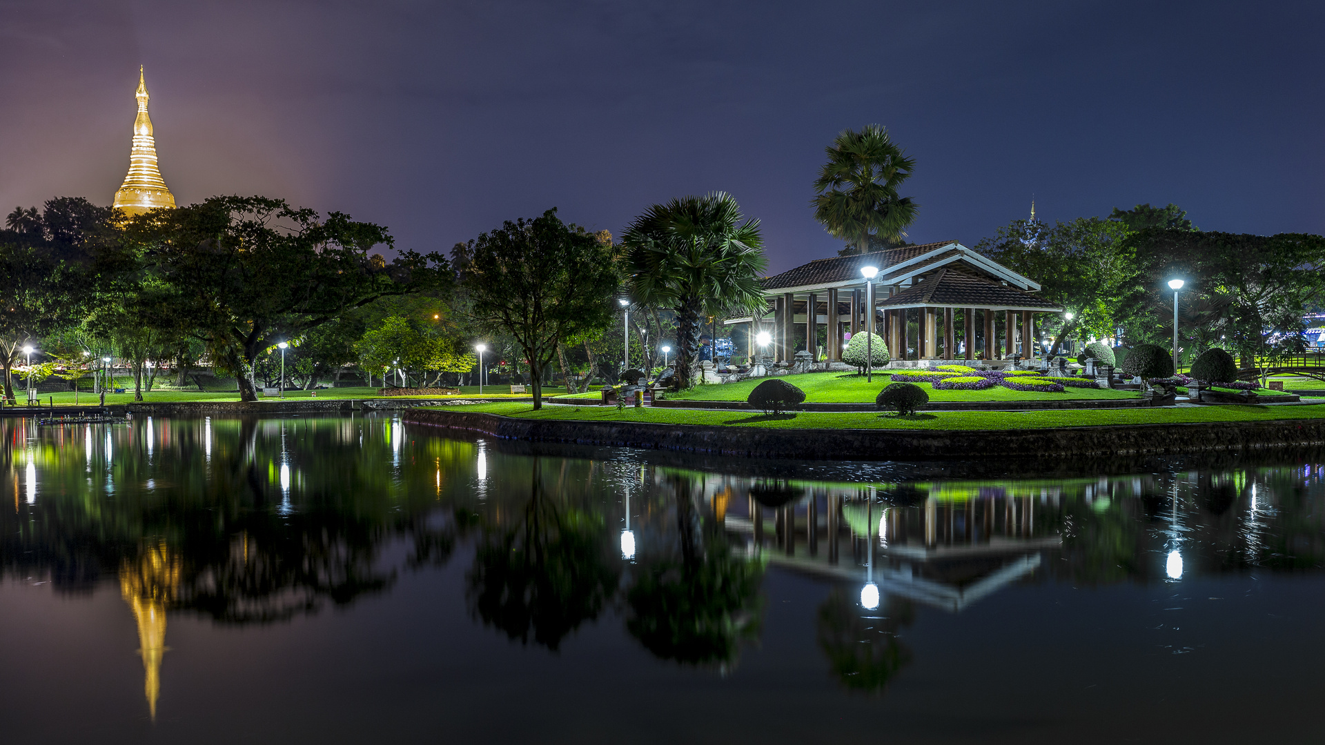 Nachts im Park in Rayong (Myanmar)