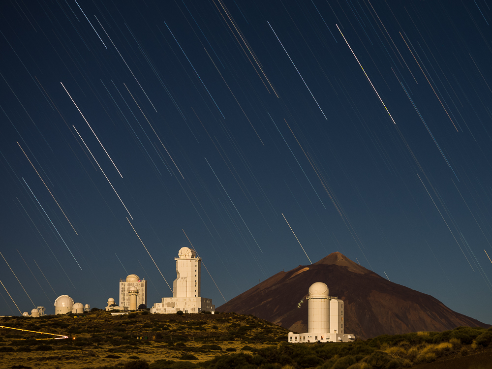 Nachts in den Las Canadas.. / Star trails at Izaña..