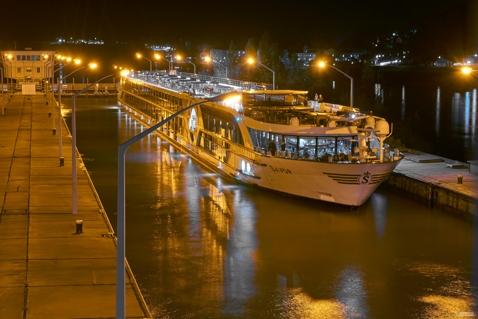 Nachts in der Donau-Schiffsschleuse