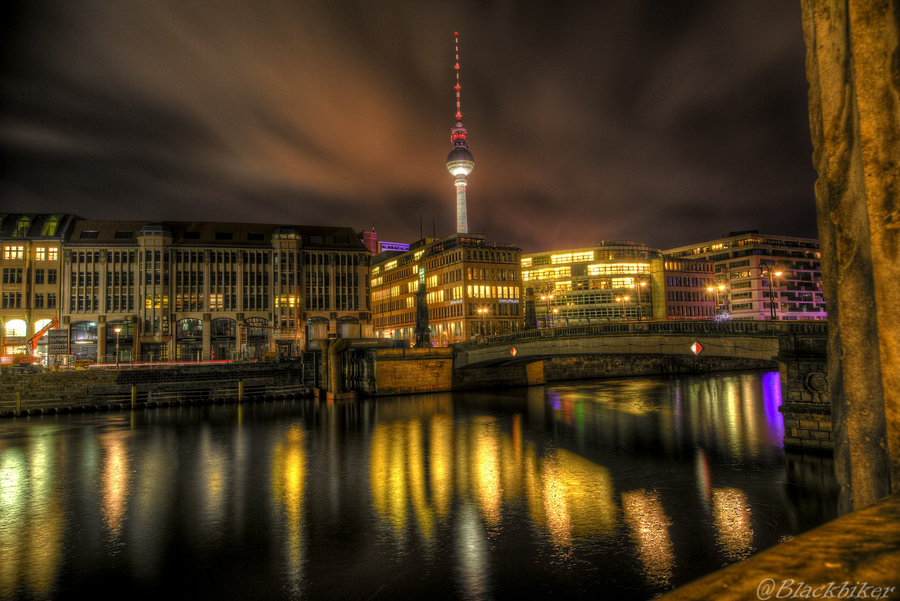 Nachts ist die berühmteste Kugel von Berlin auch schön.