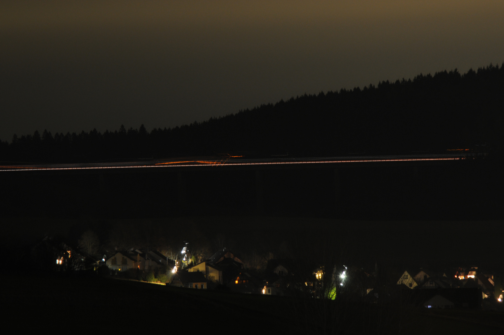 Nachts leuchtet die Autobahn