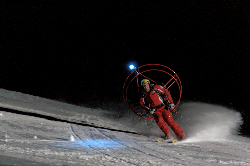 Nachts mit Blaulicht auf der Piste