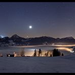 Nachts über dem Nebel