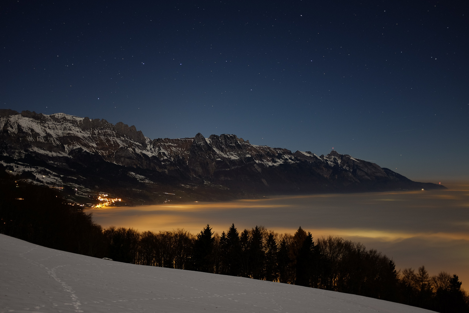 Nachts über dem Nebel