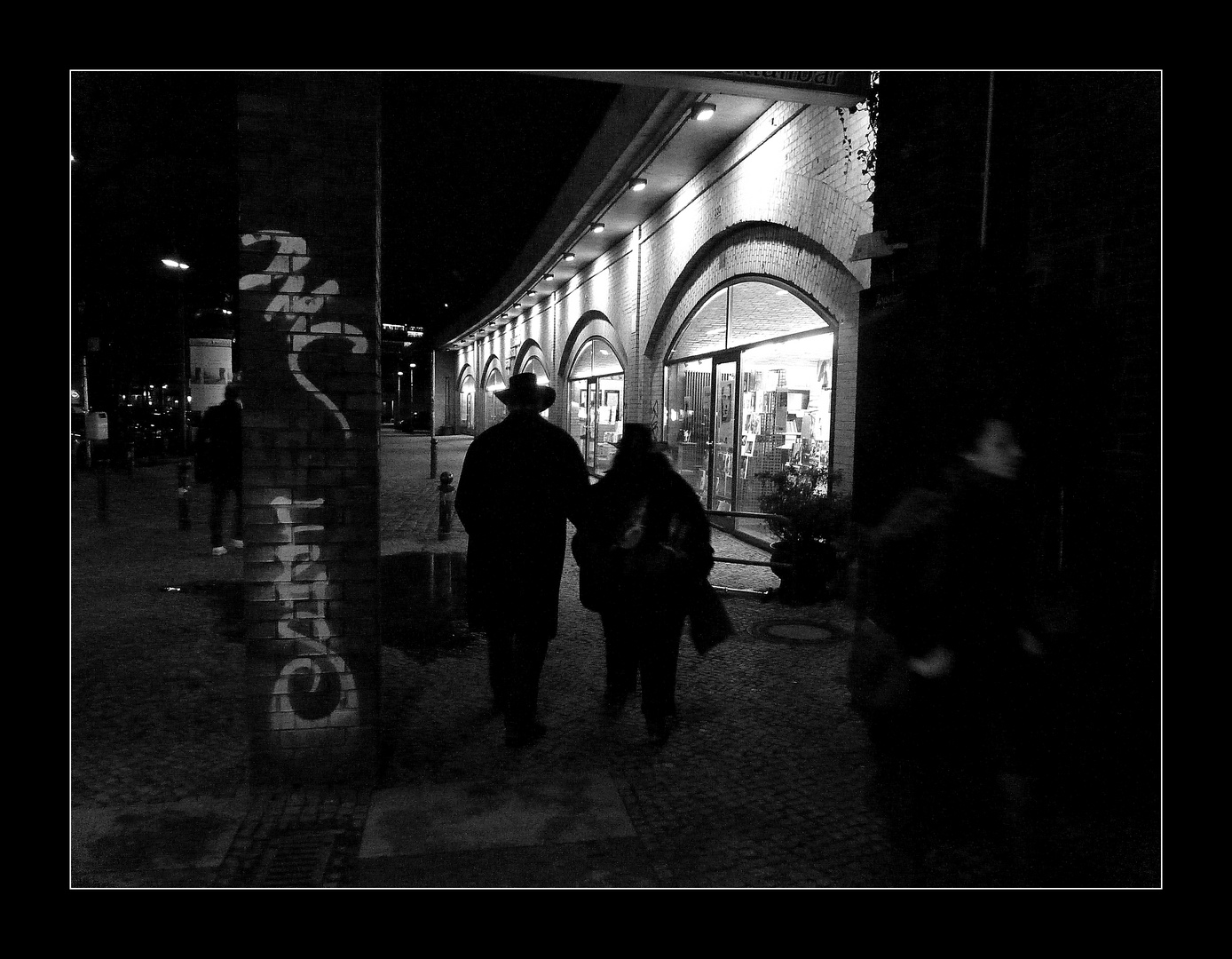 Nachts um 02:32h, am Savignyplatz in Berlin.