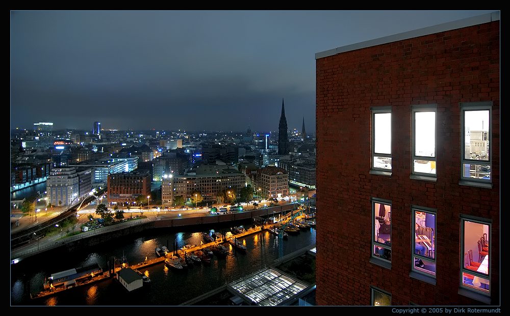 Nachts um 4 auf der HTC-Terasse in Hamburg