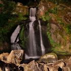 Nachts (und wenn es dazu auch noch regnet) hat man die Triberger Wasserfälle für sich alleine.