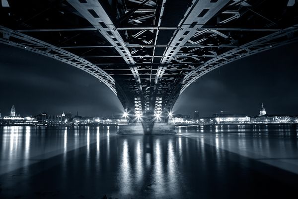Nachts, unter der Brücke....