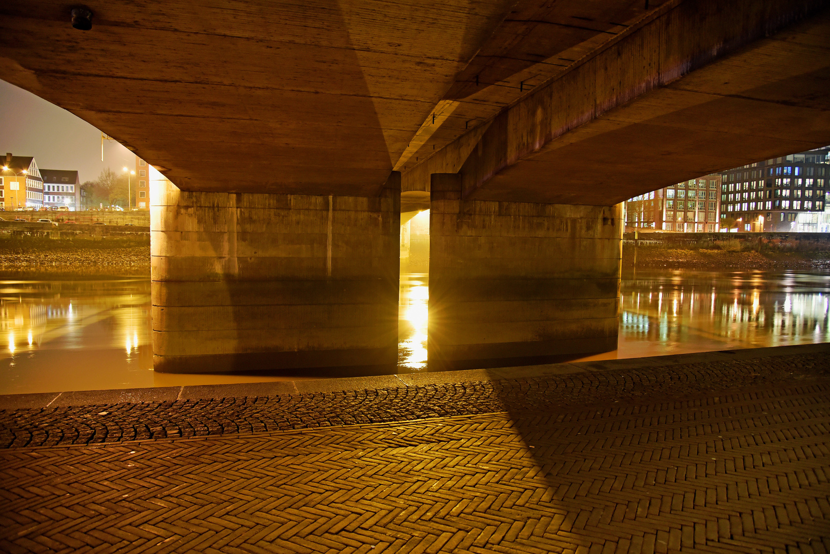 Nachts unter der Brücke