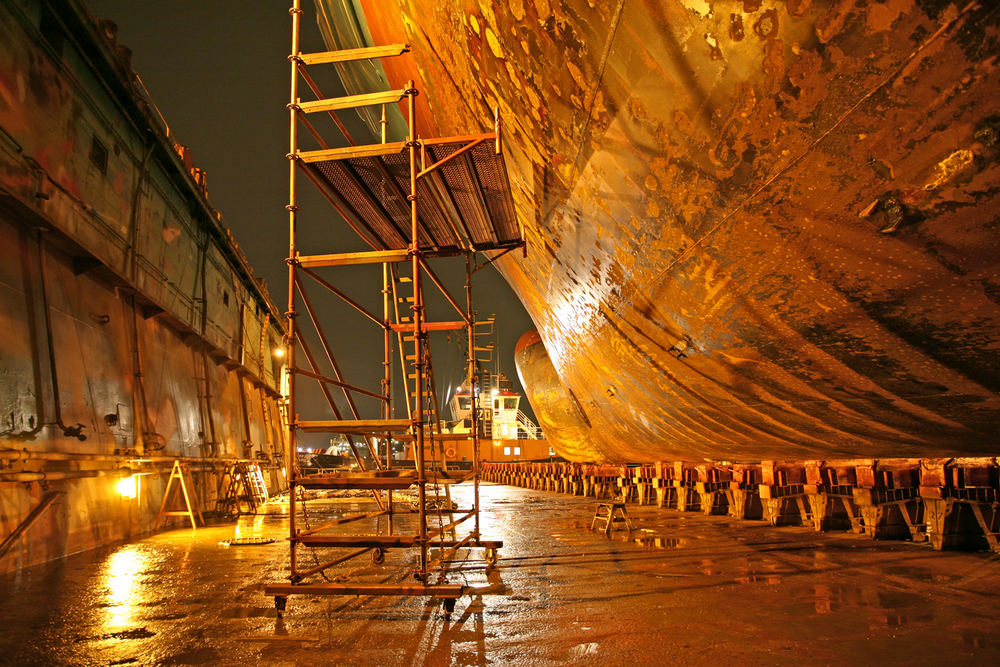 Nachts unter einem großen Schiff