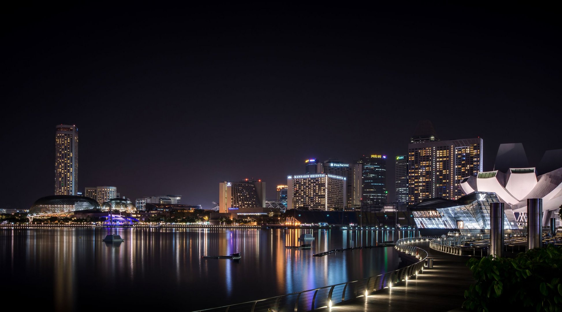 Nachts von der Marina Bay Promenade / Singapur