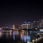 Nachts von der Marina Bay Promenade / Singapur