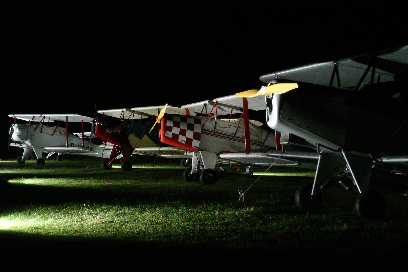 Nachts vor dem Hangar