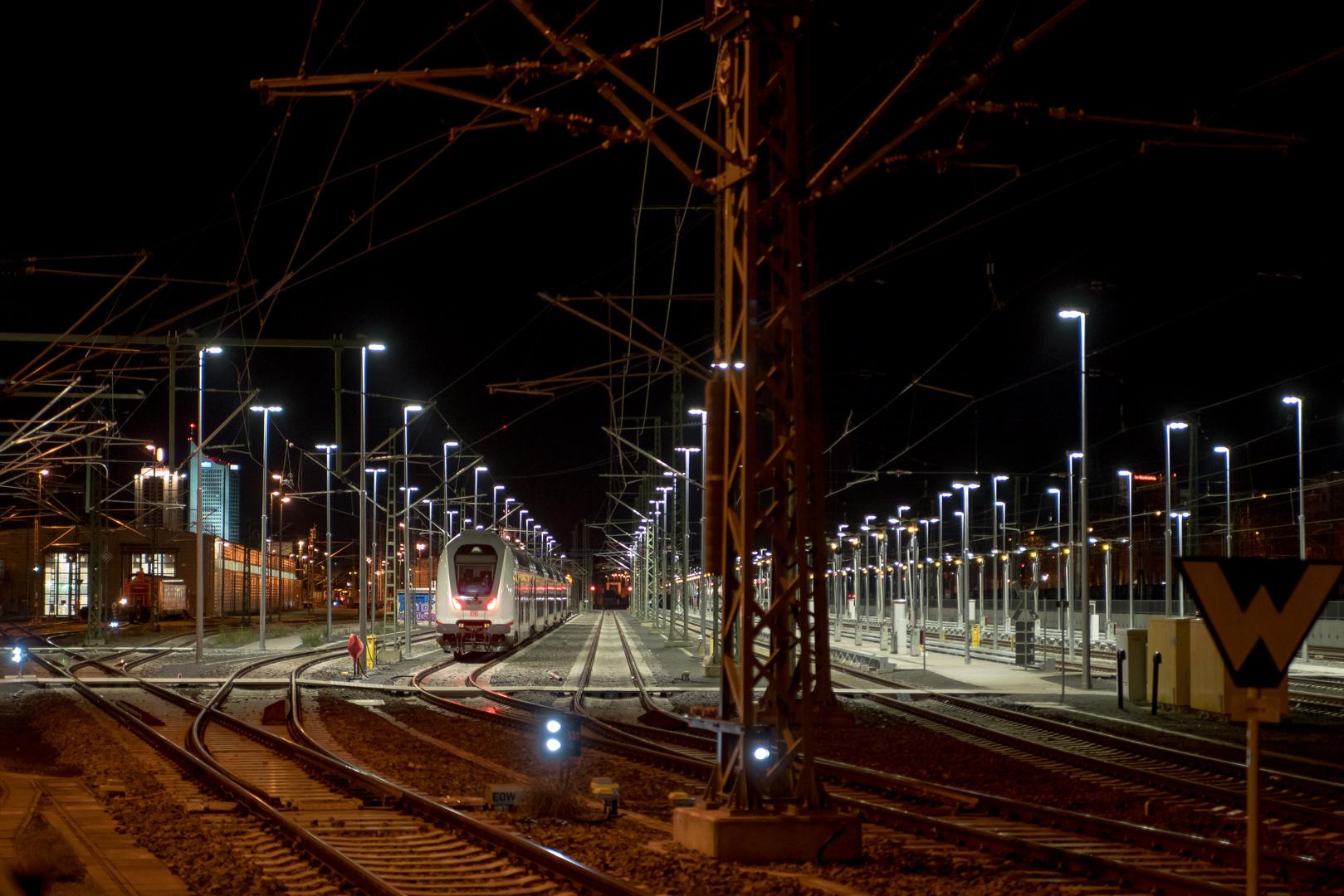 Nachts, vor Leipzigs Bahnhofeinfahrt