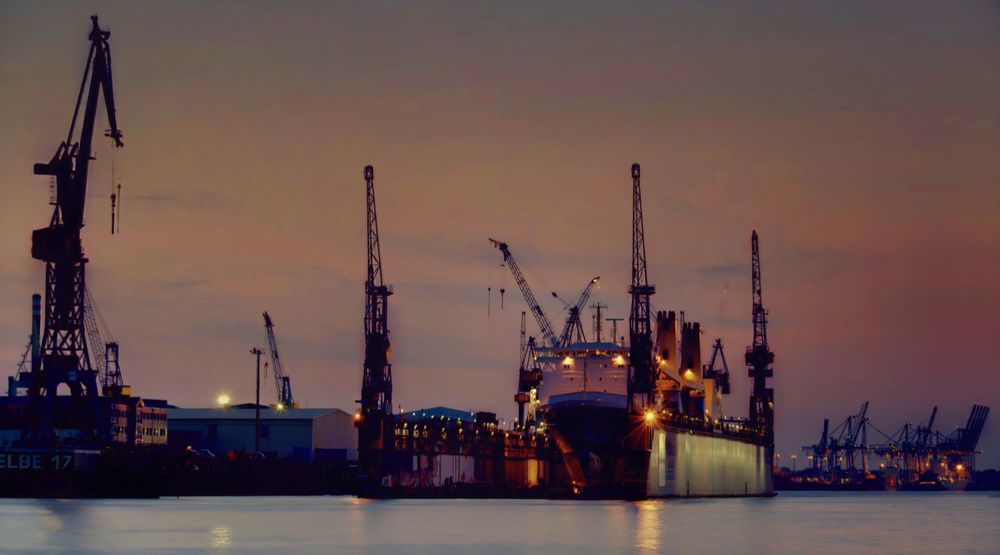 Nachtschicht in Dock 10 bei Blohm & Voss im Hamburger Hafen