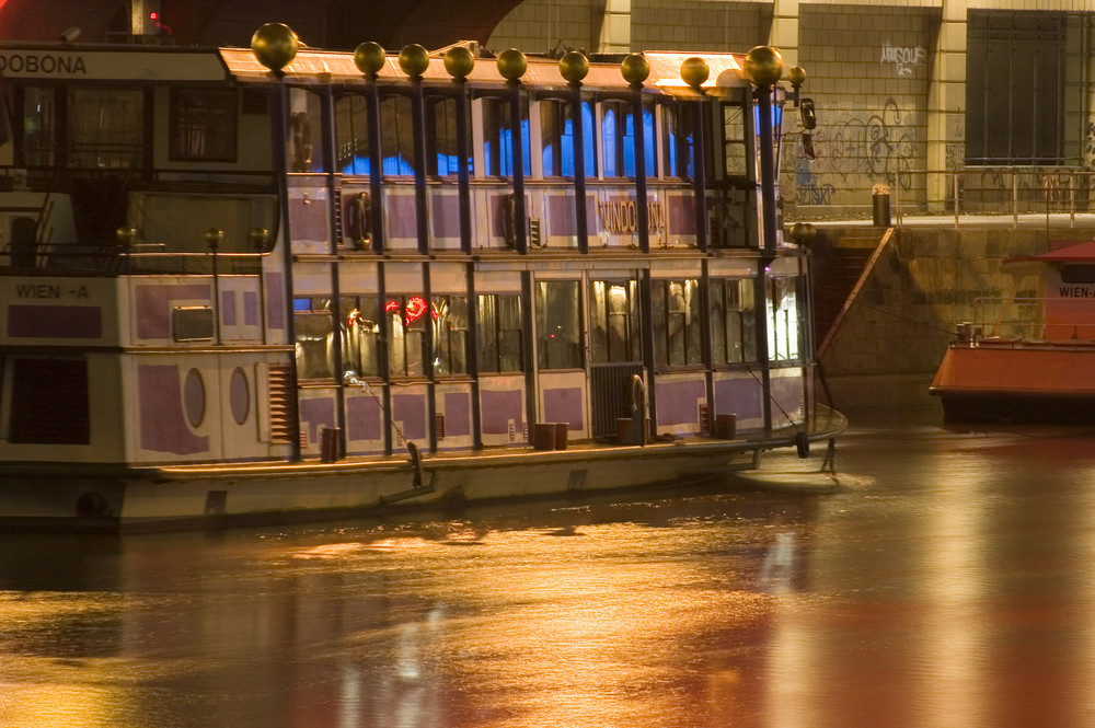 Nachtschiff am Kanal