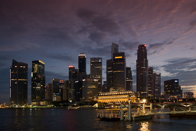 Nachtsicht auf die Skyline von Singapore