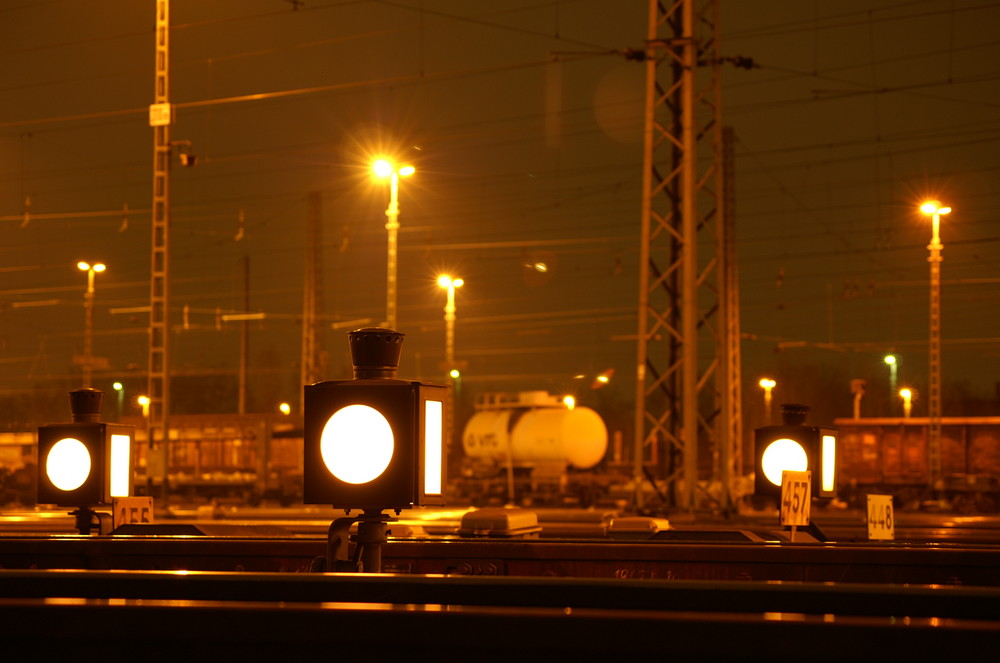 Nachtspiel im Güterbahnhof