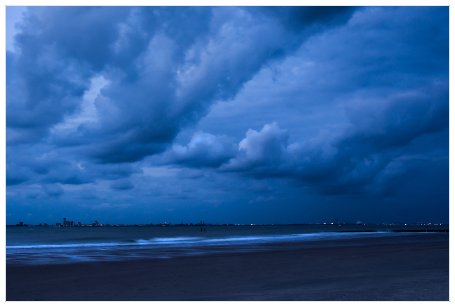 Nachtstimmung jagender Wolken am Meer...