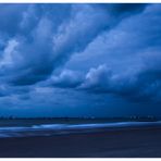 Nachtstimmung jagender Wolken am Meer...