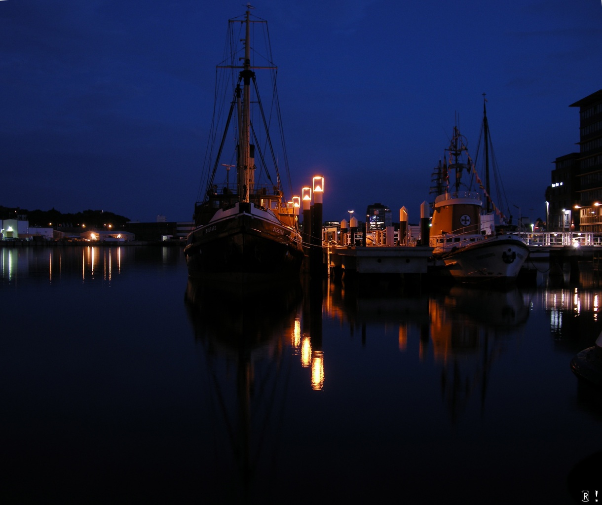 Nachtszene im Hafen