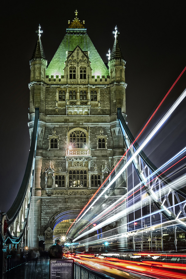 Nachtverkehr auf der Tower Bridge