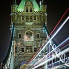 Nachtverkehr auf der Tower Bridge
