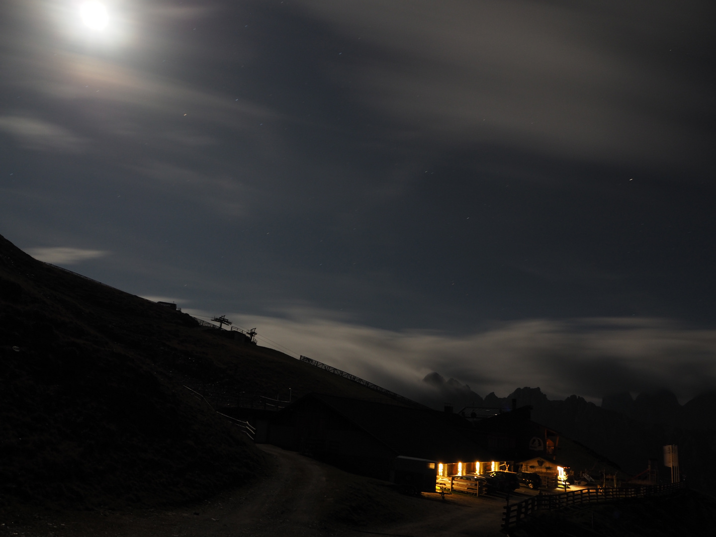 Nachtwanderung bei Vollmond und das Ziel in ist in Sicht