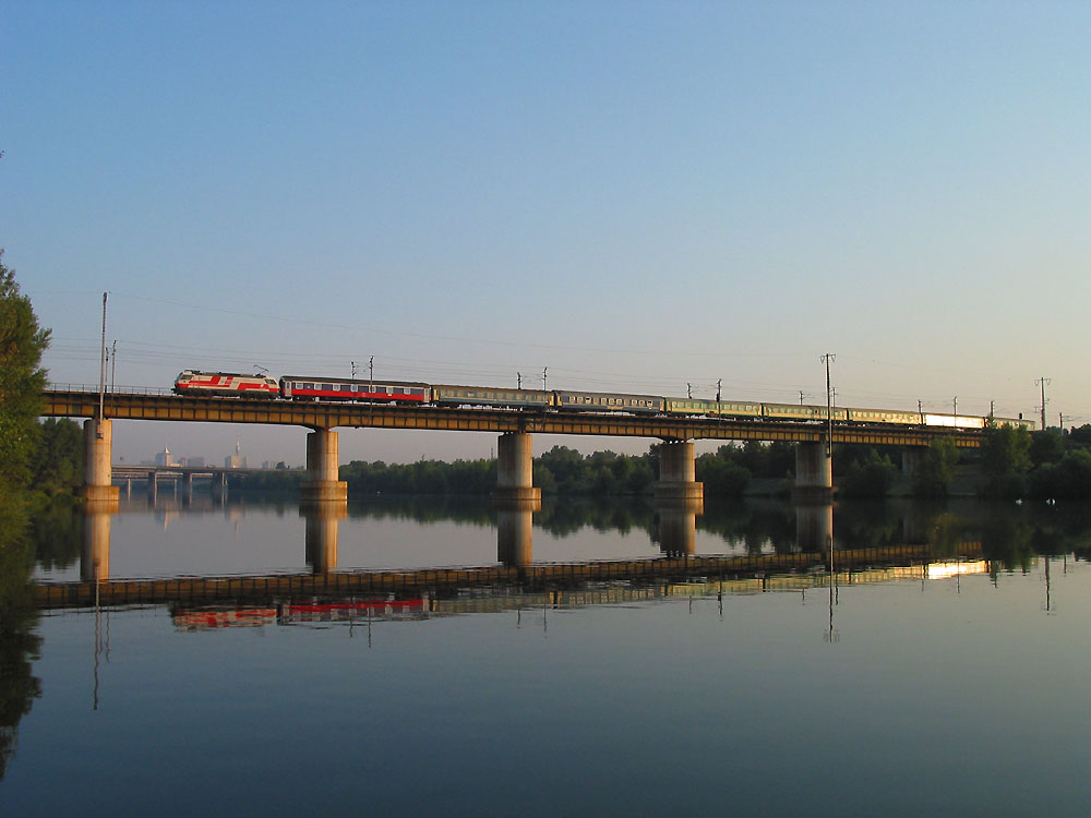 Nachtzug aus Warschau spiegelt sich in der Neuen Donau