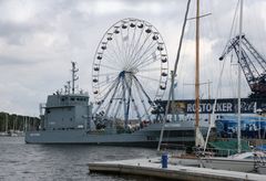 Nachwuchswerbung bei der Marine? -Riesenrad auf Kriegsschiff?-