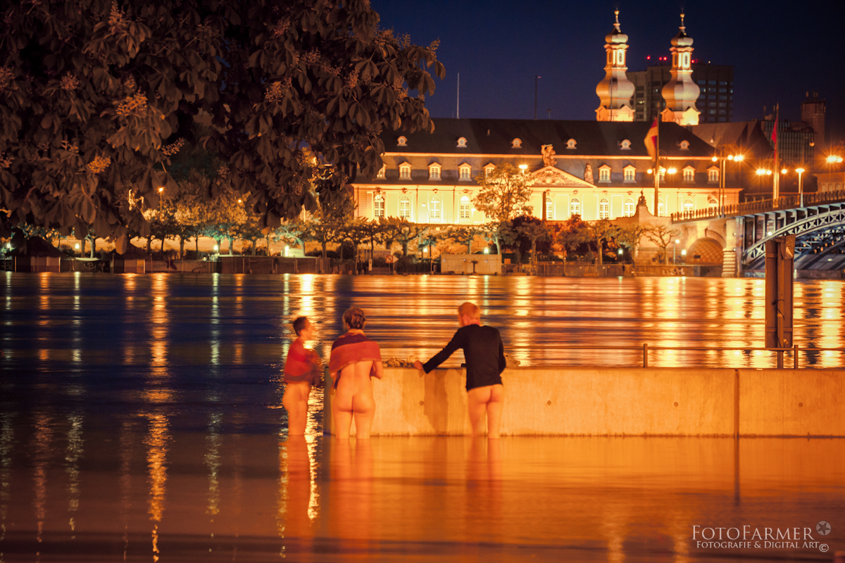 Nackte im Rhein-Hochwasser