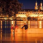 Nackte im Rhein-Hochwasser