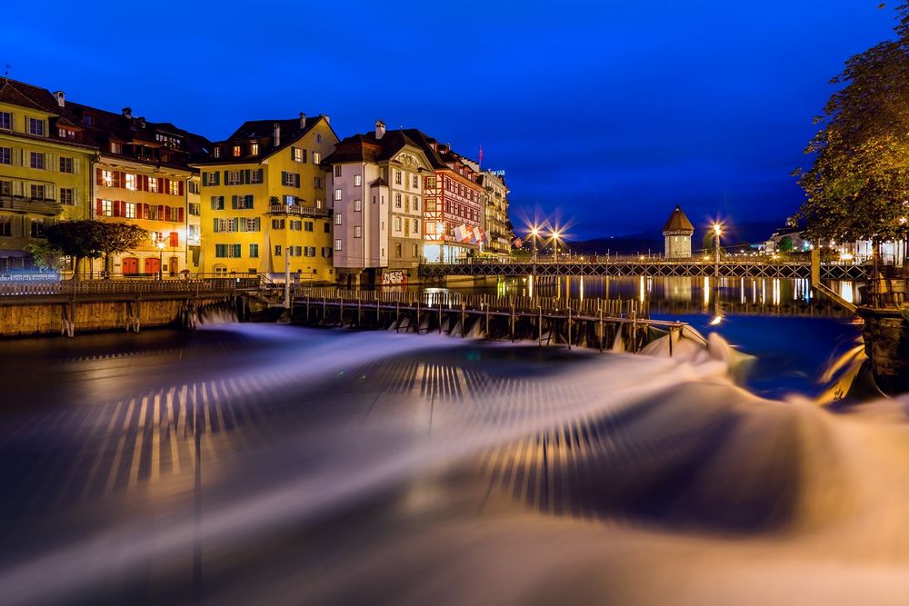 Nadelwehr in Luzern zur blaue Stunde Foto & Bild | luzern ...