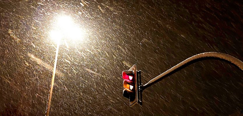 Nächtliche Ampelschaltung mit Schneefall