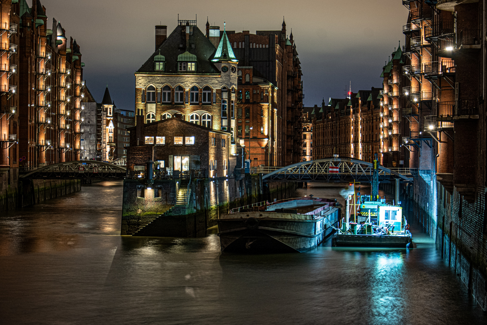 Nächtliche Baggerarbeiten in der Speicherstadt