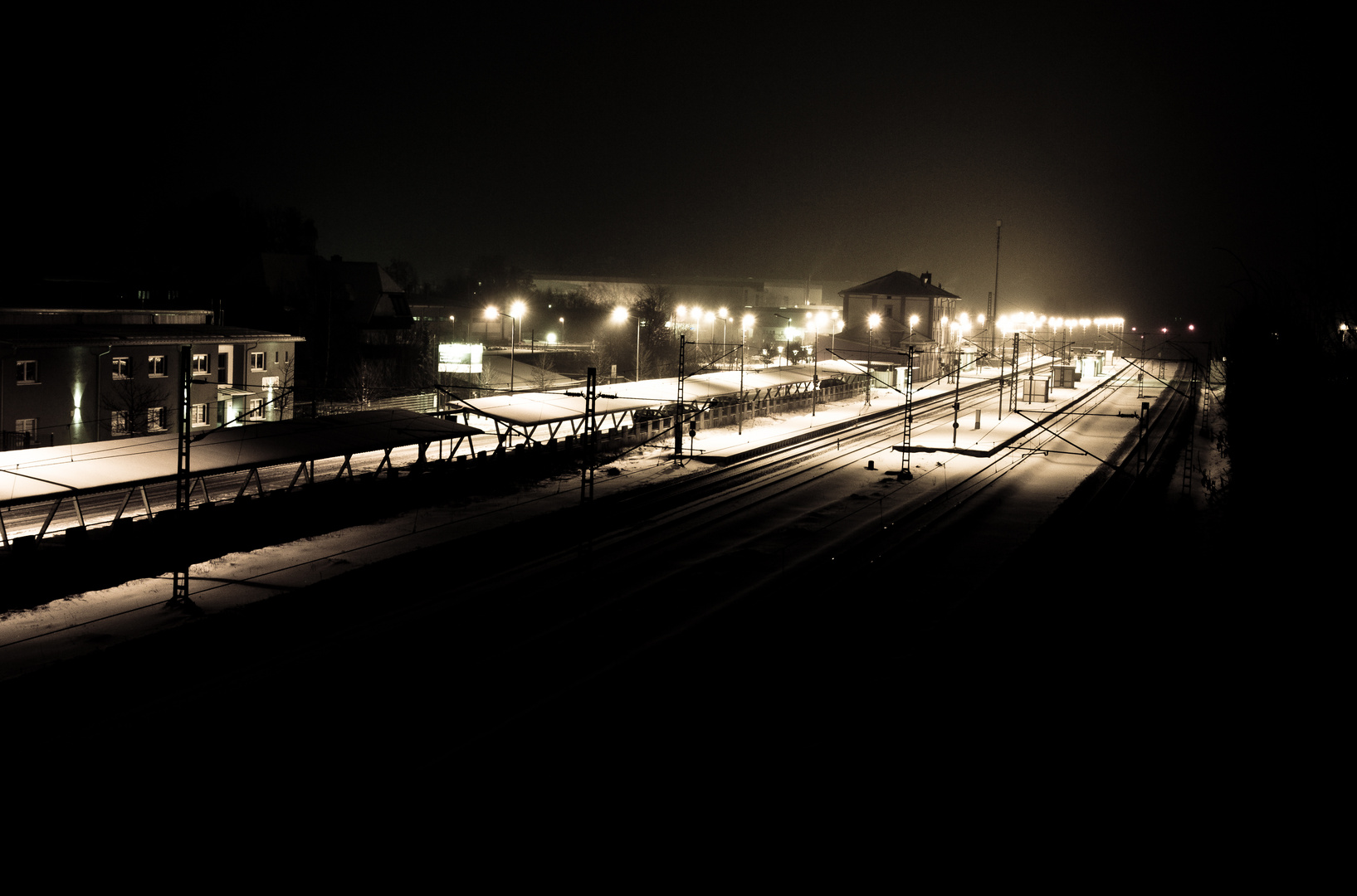 Nächtliche Bahnhofsimpression im Schnee